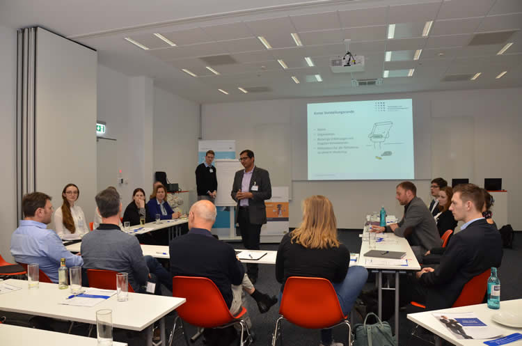 Rajnish Tiwari conducting a Bayern Innovativ Workshop